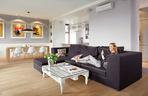 Industrialna sofa i klasyczny stolik stanowią idealne połączenie stylów