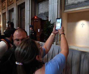 Wierni odwiedzają grób papieża Franciszka