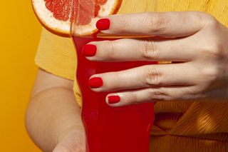 Ten kolor paznokci to hit tego lata. Swoją nazwę zawdzięcza popularnemu napojowi 