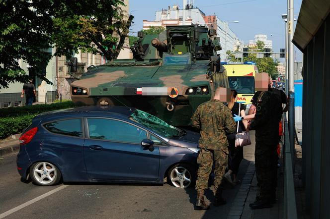 Wojskowy wóz jechał na pokaz podczas pikniku