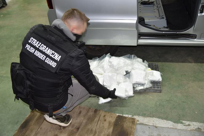 Augustów. Odkryto kokainę wartą 12 mln zł. Mężczyzna ukrył ją w zbiorniku paliwa [GALERIA]