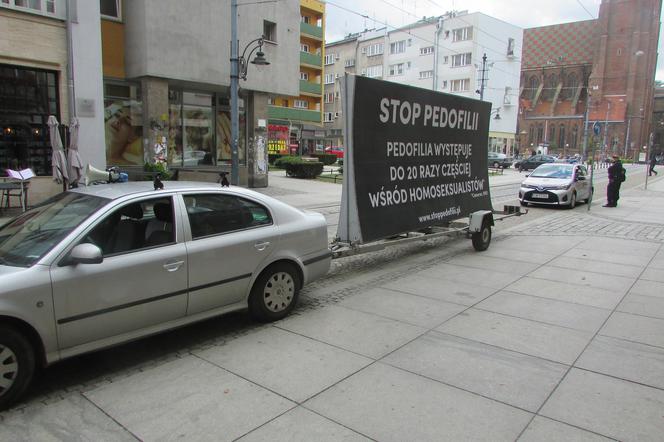 Jeździ po mieście autem i wygłasza homofobiczne slogany. Wrocławianie zgłosili sprawę do prokuratury [AUDIO]