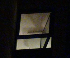 Nocna akcja na Gocławiu. Kobieta spadła z 13 piętra. Co się stało?