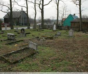 Opuszczony cmentarz w Bukowicach. W tym miejscu poczujesz prawdziwe ciarki na plecach 