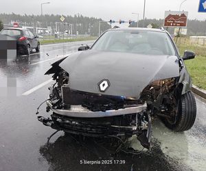 ​Karambol w deszczu przy wyjeździe z galerii handlowej w Lesznie 