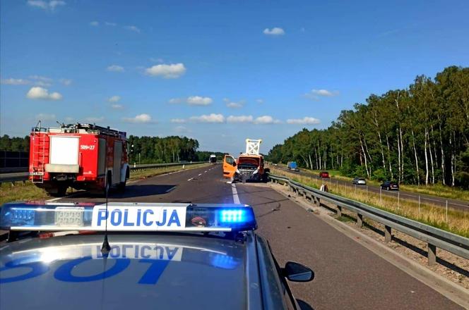 Groźny wypadek na DK 8. Dwaj mężczyźni ze służby drogowej w szpitalu