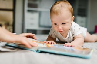 Zabawki dla niemowląt na każdy miesiąc: proste i nie wyszukane, które rozwijają umiejętności maluszka