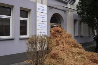 Protest rolników w Białymstoku. Rolnicy rozsypali bele słomy przed biurami PO i PiS