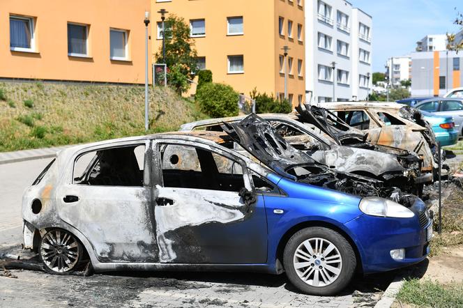  Pożar na parkingu w Gdańsku. Doszczętnie spłonęły trzy auta