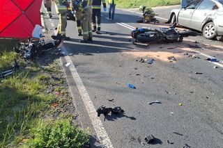 Kierujący volskwagenem staranował motocyklistów! 22-latek nie żyje, dwie osoby zabrały karetki [ZDJĘCIA]