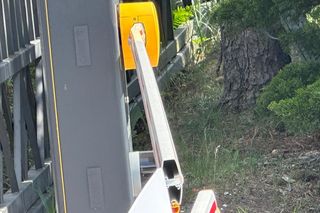 Auto wjechało w budynek sądu w Warszawie. Kierowca z impetem wyłamał szlaban i wjechał na zamknięty teren