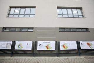 Absurdalny płot na Pradze zamienił się w wystawę