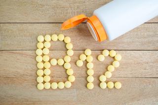 Najbardziej dokuczliwe objawy niedoboru witaminy B12. Warto je znać
