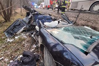 Łomnica-Zdrój. Zderzenie audi z autobusem setra. Strażacy odcięli dach osobówki