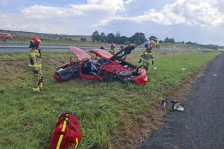 Porsche dachowało przy S19. Dwie osoby ranne