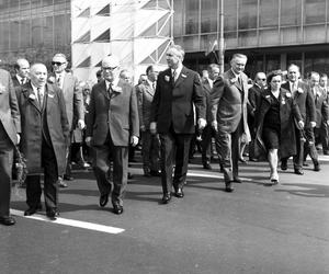 Fragment pochodu 1973. W pierwszym szeregu idą od lewej: NN, prof. Henryk Jabłoński, I sekretarz KC PZPR Edward Gierek, premier Piotr Jaroszewicz.