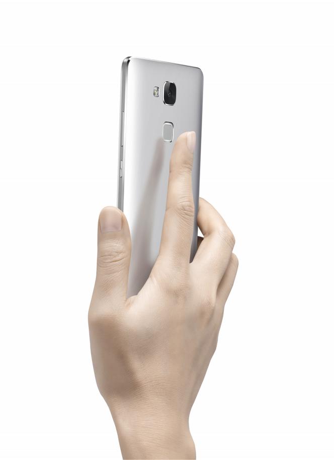 Huawei Ascend Mate7_Single_Gray Back Face Hand_Hi res