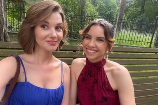 M jak miłość po wakacjach.  Ania (Alina Szczegielniak), Aneta (Ilona Janyst)