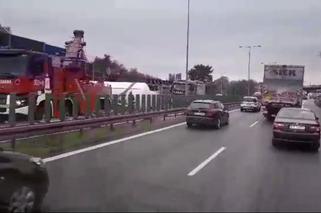 Groźny wypadek na A4 w Krakowie: Przewróciła się cysterna z cementem [ZDJĘCIA]