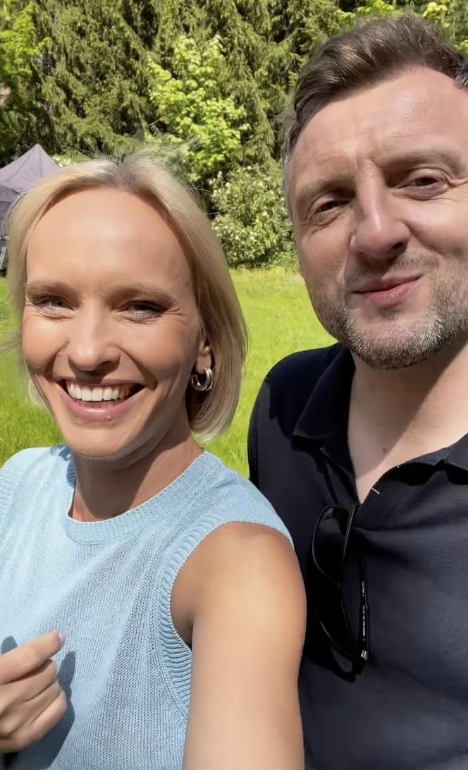 M jak miłość. Dorota (Iwona Rejzner), Bartek (Arkadiusz Smoleński) na planie