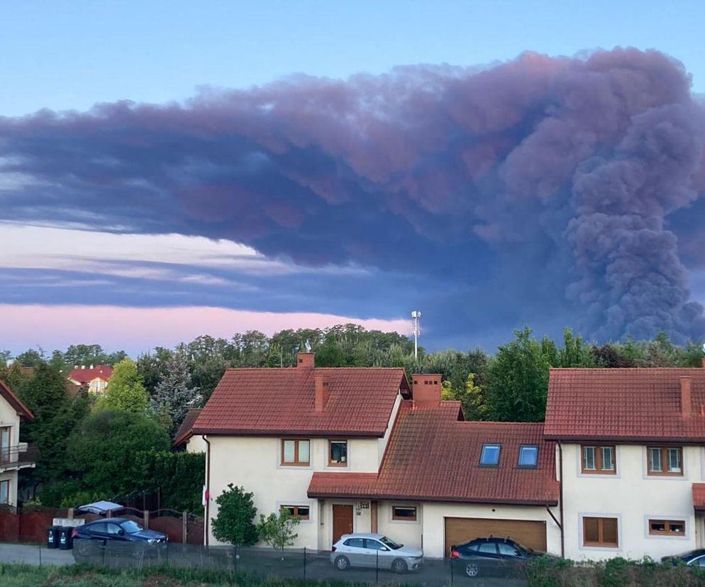 Wielki pożar w Warszawie. Były inspektor sanitarny: włóż maskę, a najlepiej wyjedź