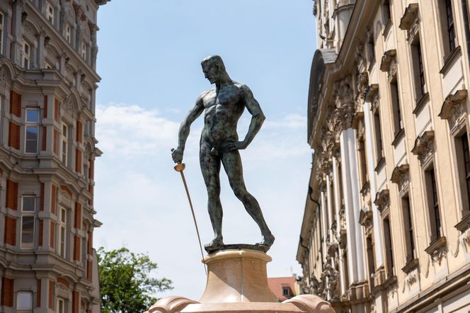 Znów wyrwali pióro Fredry i szpadę Szermierza we Wrocławiu. Wandale uwielbiają te pomniki