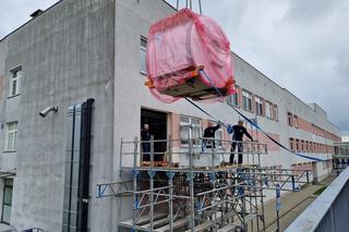 Dziura w ścianie i dźwig. Nietypowy transport sprzętu medycznego do szpitala im. Strusia w Poznaniu