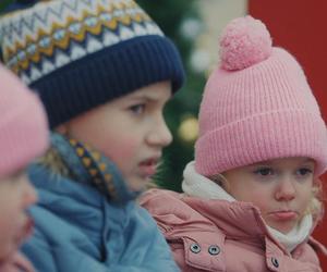 	Święta w M jak miłość odcinek specjalny.Misiek (Aleksander Bożyk), bliźniaczki Emilka i Zuzia (Julia,Marcelina Kempka)