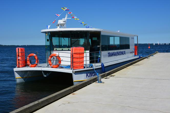 Statek pasażerski typu katamaran, o napędzie hybrydowym, przeznaczony będzie do transportu pasażerów przez Jezioro Jamno, pomiędzy przystankami Jamno Przystań – Unieście II Przystań.