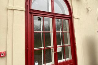 W Nekli padły strzały! Ktoś ostrzelał przychodnię zdrowia [ZDJĘCIA]