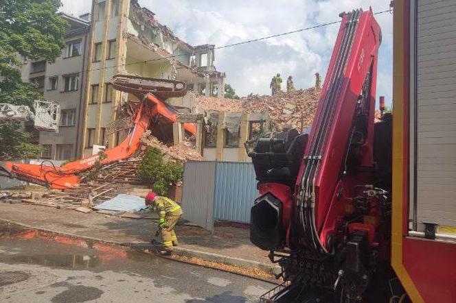 Tragedia w Kielcach. Podczas rozbiórki budynku przewrócił się koparka!