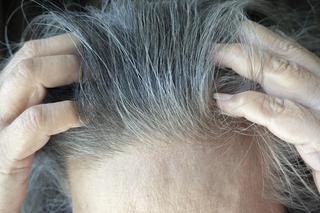 Skuteczny sposób na siwe włosy zrobisz za grosze. Stosuj, a zapomnisz o farbowaniu