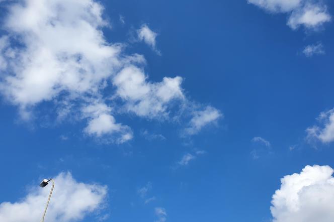 Nieliczne chmury na niebie nad Toruniem