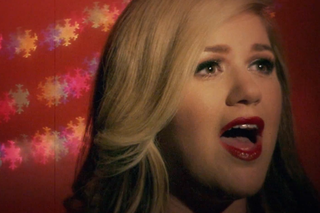 Świąteczne piosenki 2014: Kelly Clarkson - Wrapped In Red. Mamy teledysk! [VIDEO]