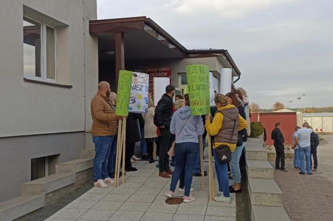 Protest mieszkańców pod Urzędem Gminy Cieszków! Likwidacja szkoły w Pakosławsku odłożona w czasie