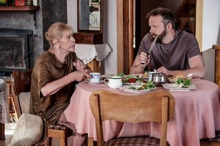 	Pierwsza miłość, odcinek 3879. Mateusz Stik (Lesław Żurek), staruszka Miecia (Tomira Kowalik)