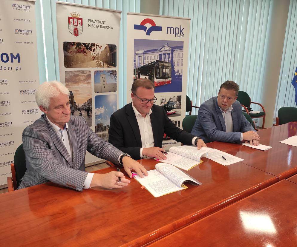 Podpisanie umowy na dalsze obsługiwanie linii miejskich w Radomiu