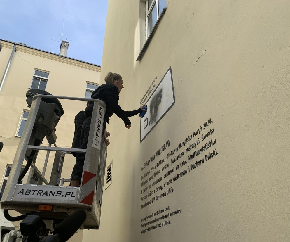 Mural z Aleksandrą Mirosław jest już zaktualizowany. Olimpijka z autorem projektu wymalowała rekord świata