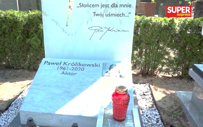 Skandal na grobie Pawła Królikowskiego i innych artystów