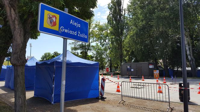 Drive-thru w Lesznie. Na darmowe badania zapisało się ponad 500 osób
