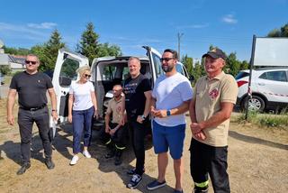Martwe ryby pływają w Odrze. Strażacy stawiają tamy