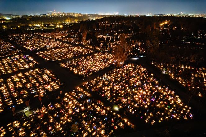 1 listopada na Cmentarzu Łostowickim w Gdańsku. Tak wygląda w dniu Wszystkich Świętych
