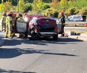 Dachowanie w al. Prymasa Tysiąclecia. BMW uderzyło w hyundaia, który uszkodził trzy inne pojazdy