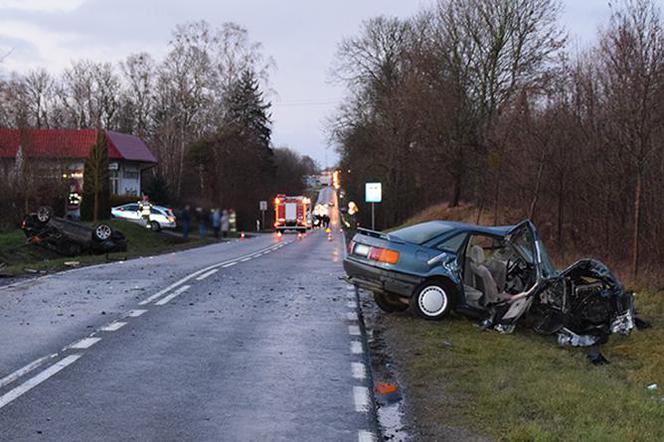 Czołowe zderzenie samochodów w Trzciance