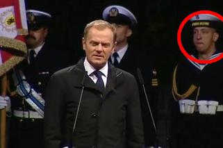 Premier Tusk przemawia na Westerplatte, a żołnierz ZIEWA