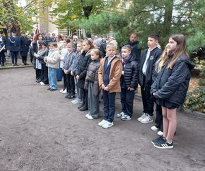 Zapalono znicze dla rozstrzelanych mieszkańców Leszna. W rocznicę tragicznych wydarzeń [ZDJĘCIA]