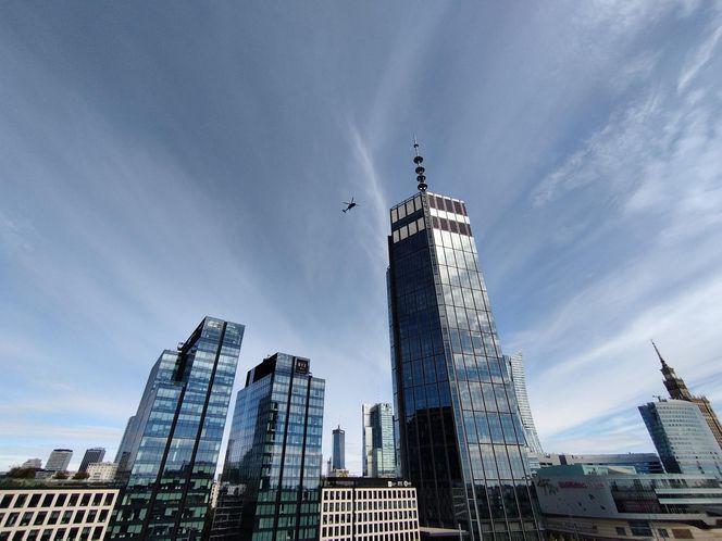 Blackhawk latał nad Warszawą. Zawisł nad najwyższym wieżowcem