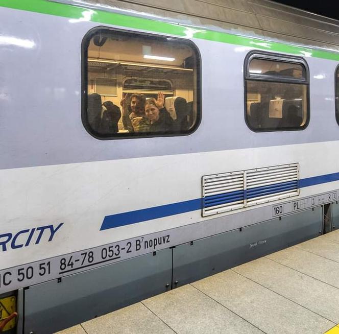 RZESZÓW. Rozdają jedzenie i wodę uchodźcom z Ukrainy. Ci w głąb kraju uciekają pociągami