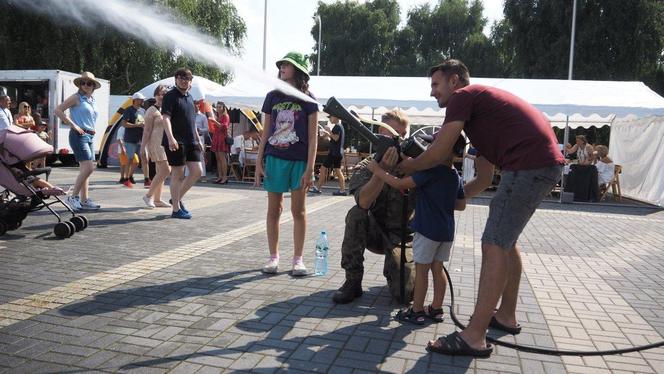 Kopiec Wyzwolenia w Piekarach Śląskich pełen sprzętu wojskowego. Piknik militarny z okazji Święta Wojska Polskiego