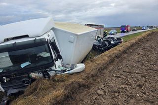 Strażacy w żałobie po wypadku na DK 25 pod Bydgoszczą. Zginął emerytowany funkcjonariusz [ZDJĘCIA]